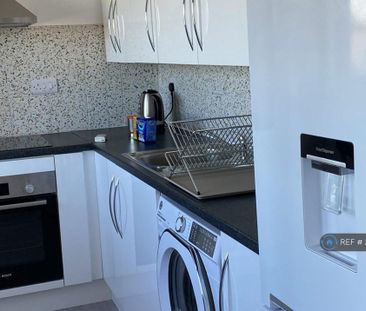 1 bedroom in a flat share to rent - Photo 2