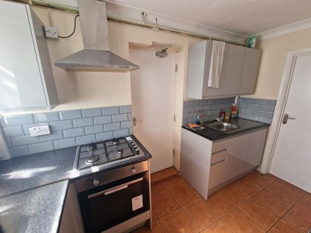 4 bedroom semi-detached house to rent - Photo 4