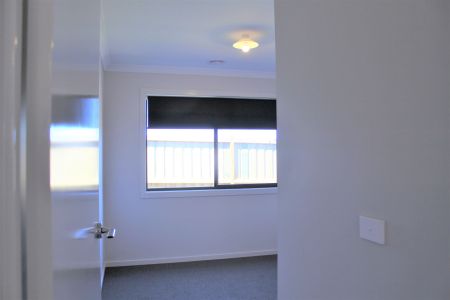 4 BEDROOM HOME IN FERNTREE RIDGE ESTATE! - Photo 2