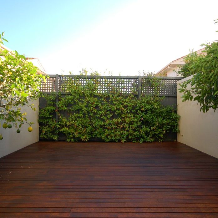 Huge townhouse in a prime location! - Photo 1