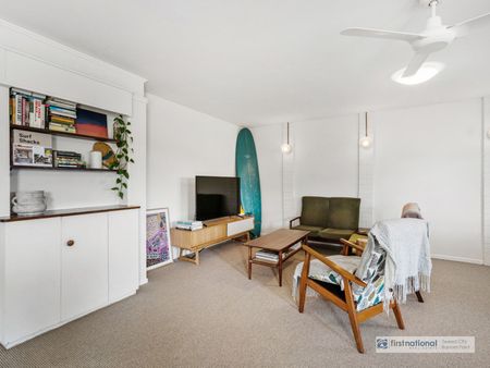 Beachside lifestyle with tropical oasis - Photo 4