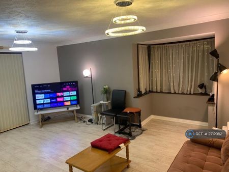 4 bedroom detached house to rent - Photo 3