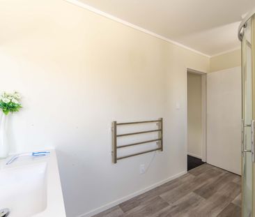 4 Bedroom Home Near the University - Modern & Comfortable - Photo 2