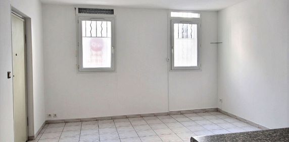 Appartement 3 pièces 60m2 MARSEILLE 5EME 865 euros - Photo 2