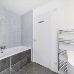 1 bedroom flat in Saffron Hill - Photo 3