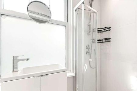 Battersea Park Road, London, SW11 - Photo 2