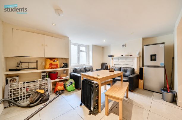 6 bedroom terraced house to rent - Photo 1