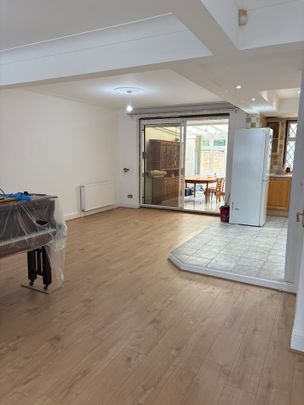 3 Bed End Terrace, Wilmer Way, N14 - Photo 1