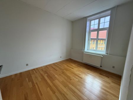 Super fin 2-værelses med lille altan midt i gådagen. - Photo 4