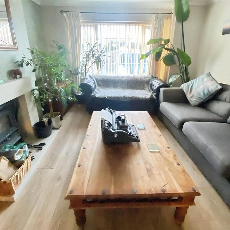 4 bedroom semi-detached house to rent - Photo 1