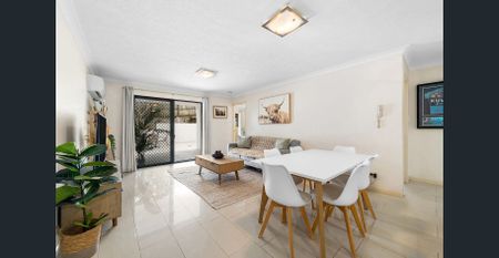 Spacious Two Bedroom Apartment with Private Courtyard – 9 Month Lease Only - Photo 3