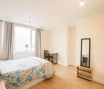 4 Bed Semi-Detached House, Smeaton Road, SW18 - Photo 5