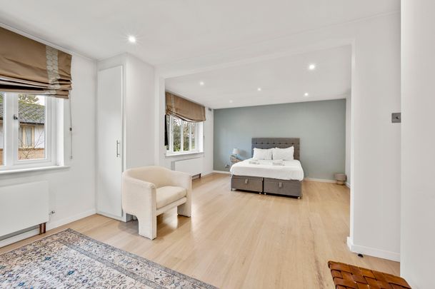 Oak Park Gardens, SW19, London - Photo 1