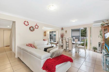 Spacious Family Home in a Peaceful Carindale Pocket - Photo 3