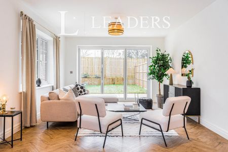 4 bedroom detached house to rent - Photo 2