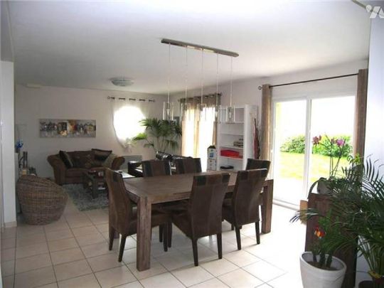 Grande maison de 2007 comprenant : entrée, cuisine aménagée et équipée, salon-séjour, une chamb... - Photo 1