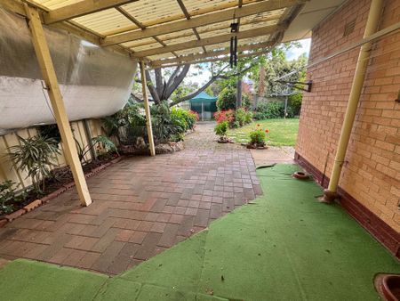 Large 3 Bedroom Family Home - Photo 4
