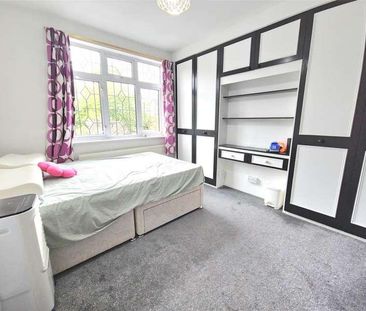 Westland Avenue, Hornchurch, RM11 - Photo 1