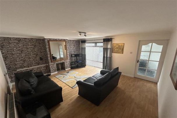 Room 2, 10 Hollyvale, Newtownabbey, BT36 5NG - Photo 1