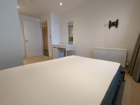 Dockside flat close to Canada Water Station - Photo 3