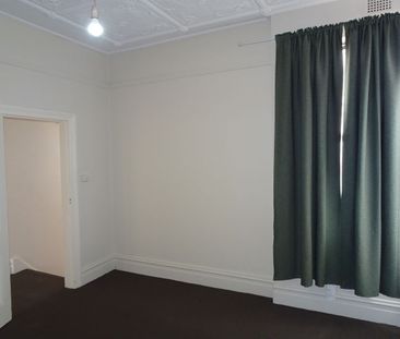 Spacious 1 bedroom flat in a great location - Photo 4