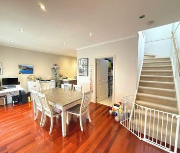 STYLISH CONTEMPORARY TOWNHOUSE LIVING AWAITS - Photo 5