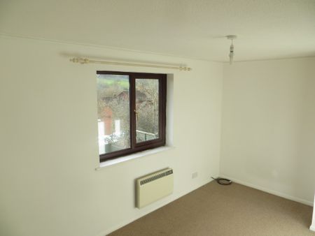 3 bed House - To Let - Photo 4