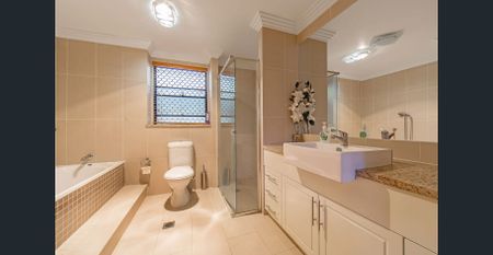 Spacious 5-Bedroom Family Home in Prime Chermside Pocket - Wavell High Catchment - Photo 2