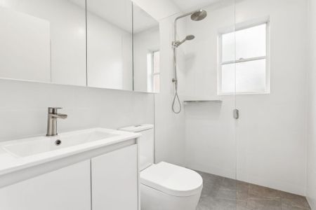 Renovated 1 Bedroom Apartment - 150m To The Beach - Photo 4