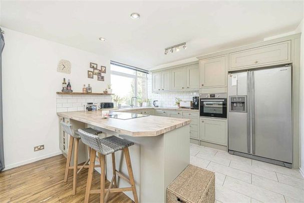 Fairways, Teddington, TW11 - Photo 1