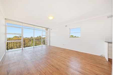 Stylishly Updated Apartment with Leafy Views in Prime Lane Cove Location - Photo 2