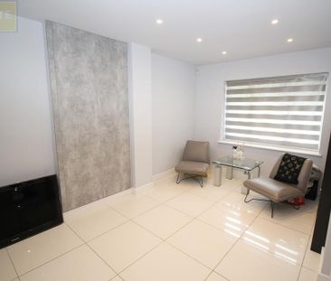 4 bedroom detached house to rent - Photo 3