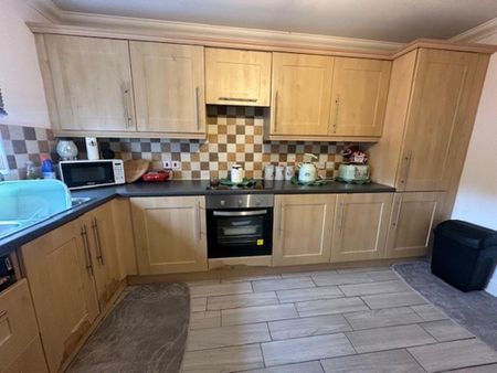 Available 3 Bed House - end terrace - Photo 2