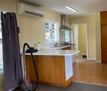 Spacious 4-Bedroom Home – Close to University, Schools & Amenities - Photo 2