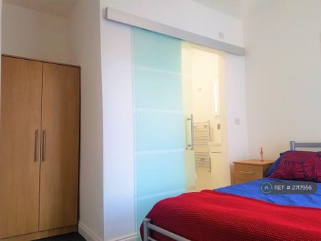 1 bedroom in a house share to rent - Photo 3