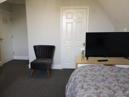 1 bedroom in a house share to rent - Photo 3