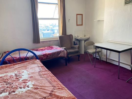 Room in a Shared House, Shepherds Bush Road, W6 - Photo 1