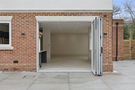 Queens Road, Hersham, KT12 - Photo 2