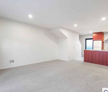 Two large bedroom townhouse style unit comes with two carparks - Photo 4