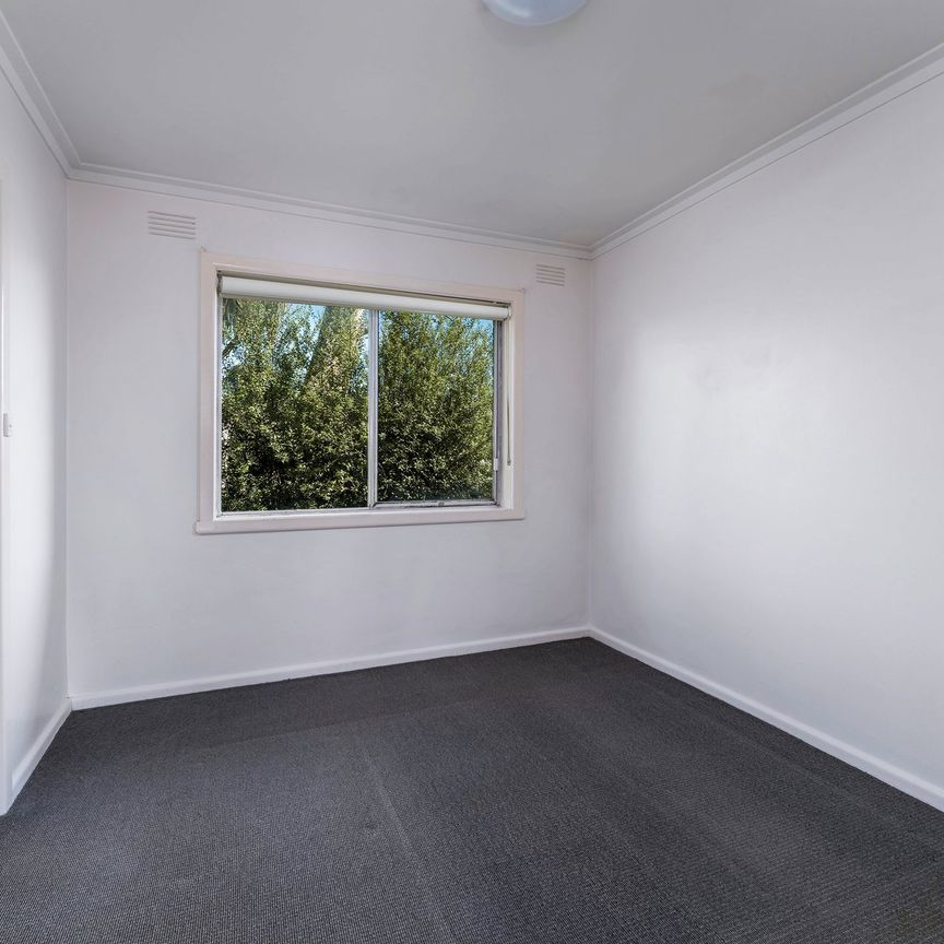 ONE BEDROOM APARTMENT IN QUIET BLOCK - Photo 1