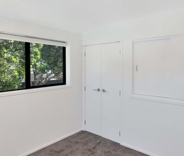 Modern home in Waterloo - Photo 3