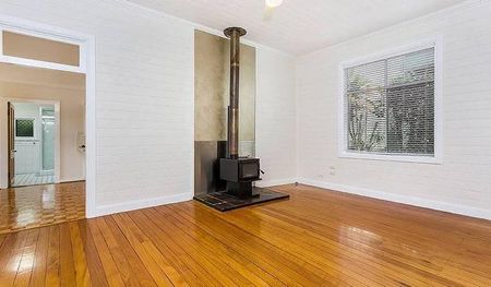 Stunning Home - Lawn And Garden Maintenance Included - Photo 2