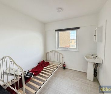 Long Riding, Basildon - Photo 4
