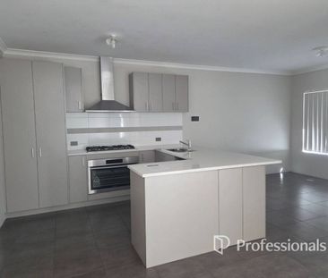 Family living close to beach and city - Photo 5