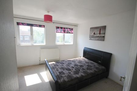 3 bedroom terraced house to rent - Photo 3