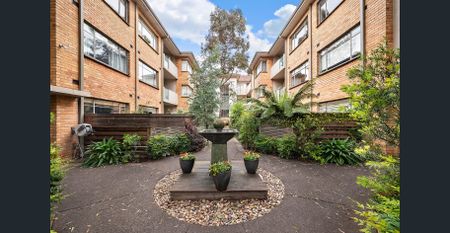 Spacious Three-Bedroom Home with Courtyard and Modern Comforts - Photo 5