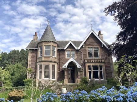 A beautifully presented upper flat in a converted traditional villa in the ever popular Perthshire town of Crieff. Ivy Knoll boasts impressive views across the - Photo 5