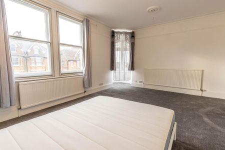 1 bedroom in a house share to rent - Photo 2