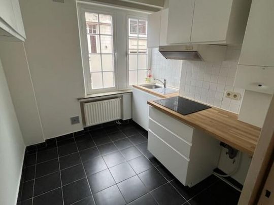 Gezellig appartement met 1 slaapkamer, lift, nieuwe badkamer en aparte keuken op de grote markt - Photo 1