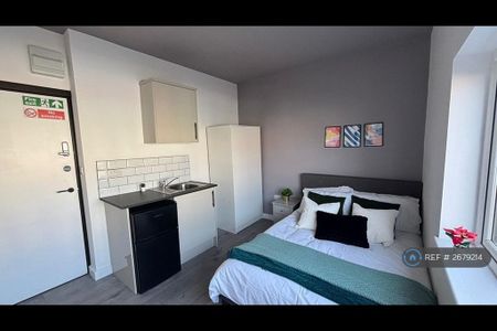 1 bedroom in a flat share to rent - Photo 2